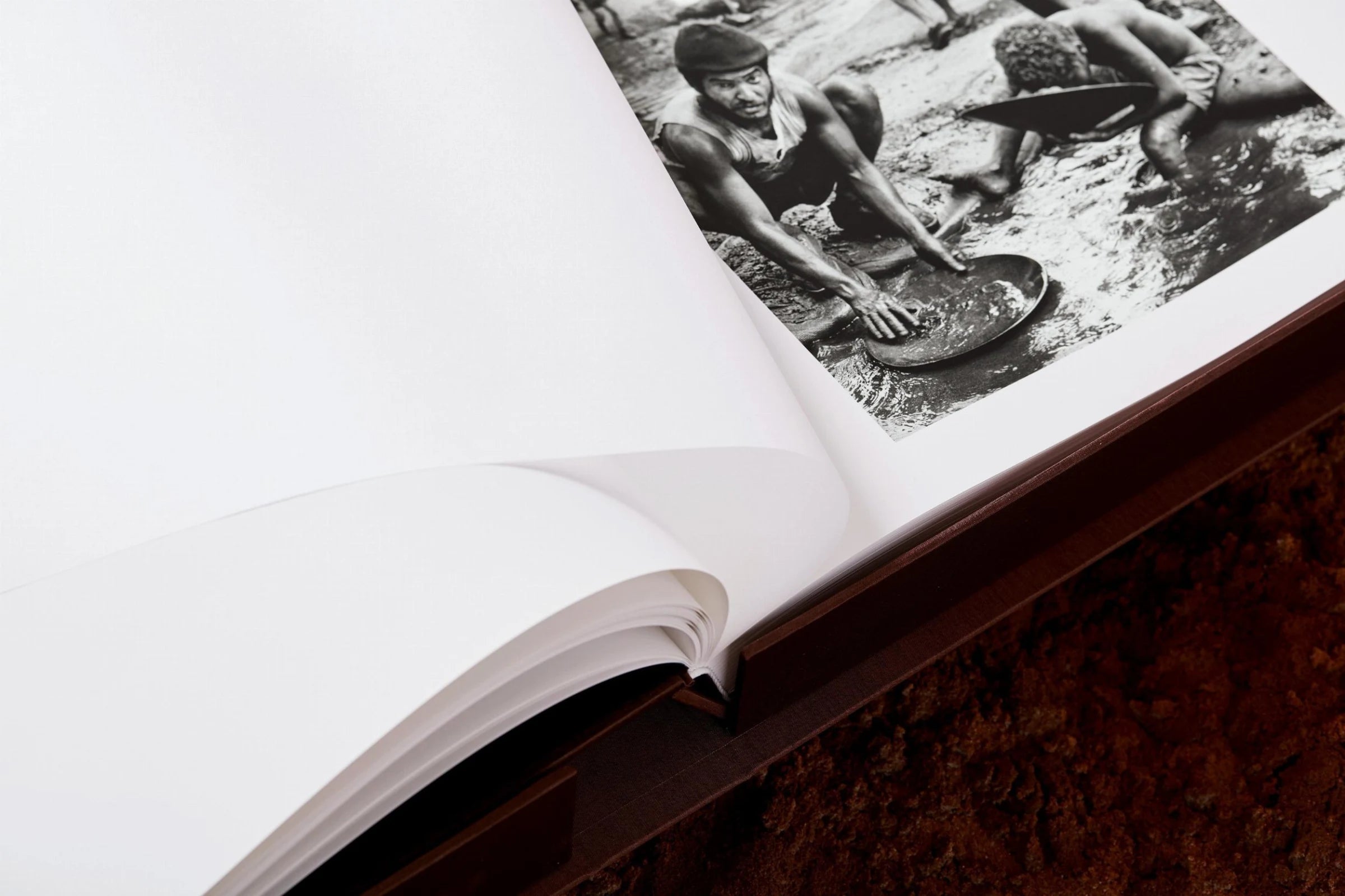 Sebastião Salgado. Gold